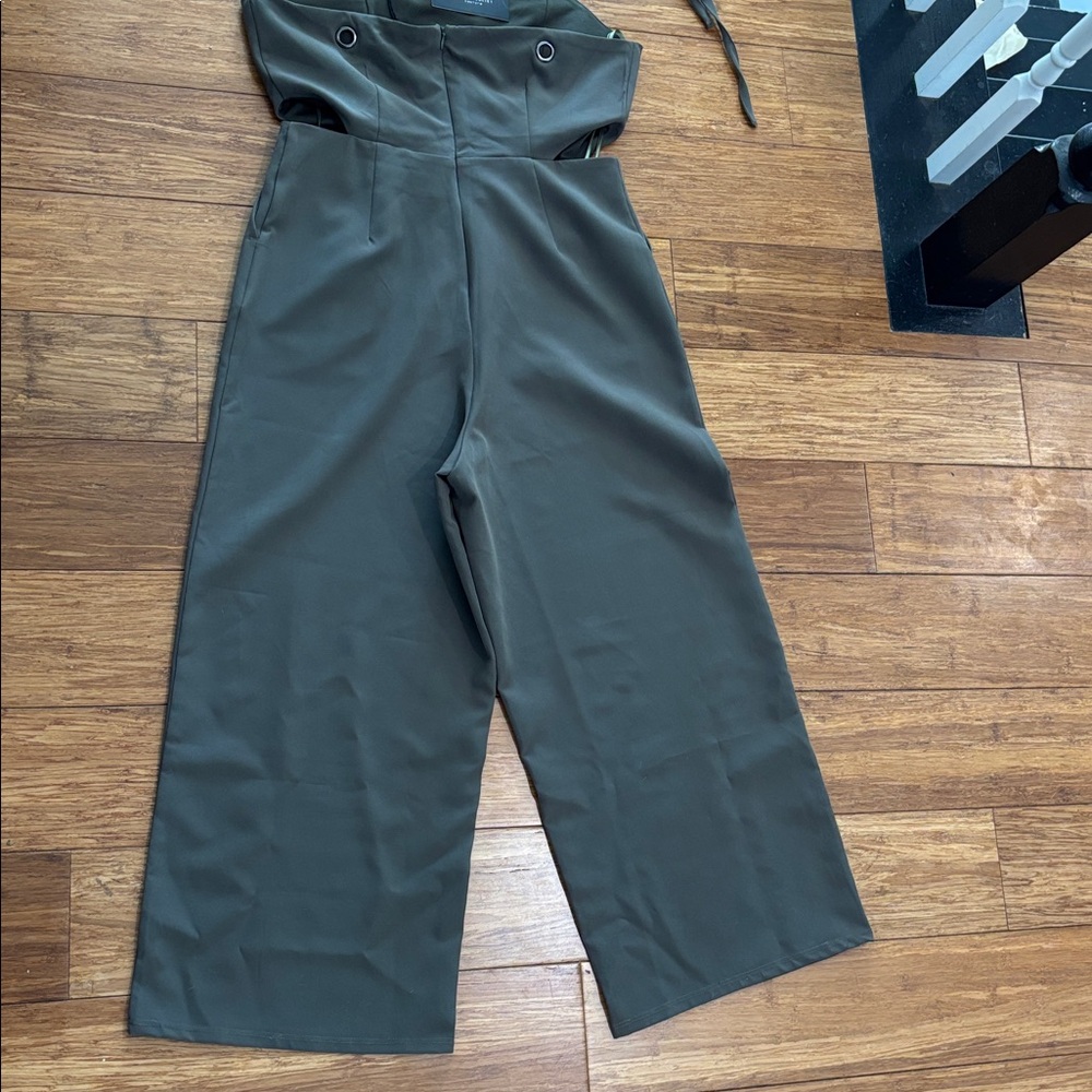 NWT Romeo + Juliet Couture Olive Green Halter Cutout Wide Leg Jumpsuit M - Picture 13 of 13